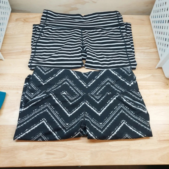 (2) Athleta Chaturanga & Relay leggings bundle black/white Zig Zag/Stripe… - Picture 14 of 15